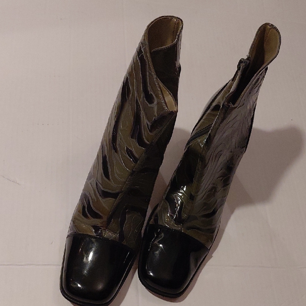 Stylish Black and Olive BELLINI Womens S 11M Leather Upper Ankle Boots Heel 3•5"